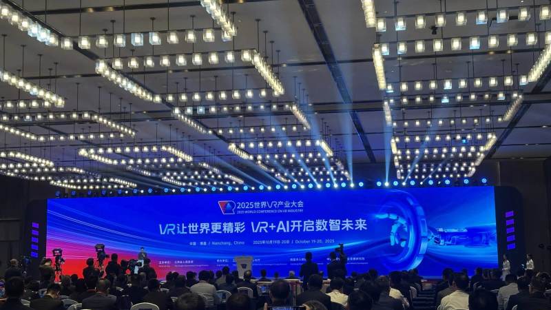 VR体验馆社交化运营模式观察:从单人沉浸到多人社交的场景重构